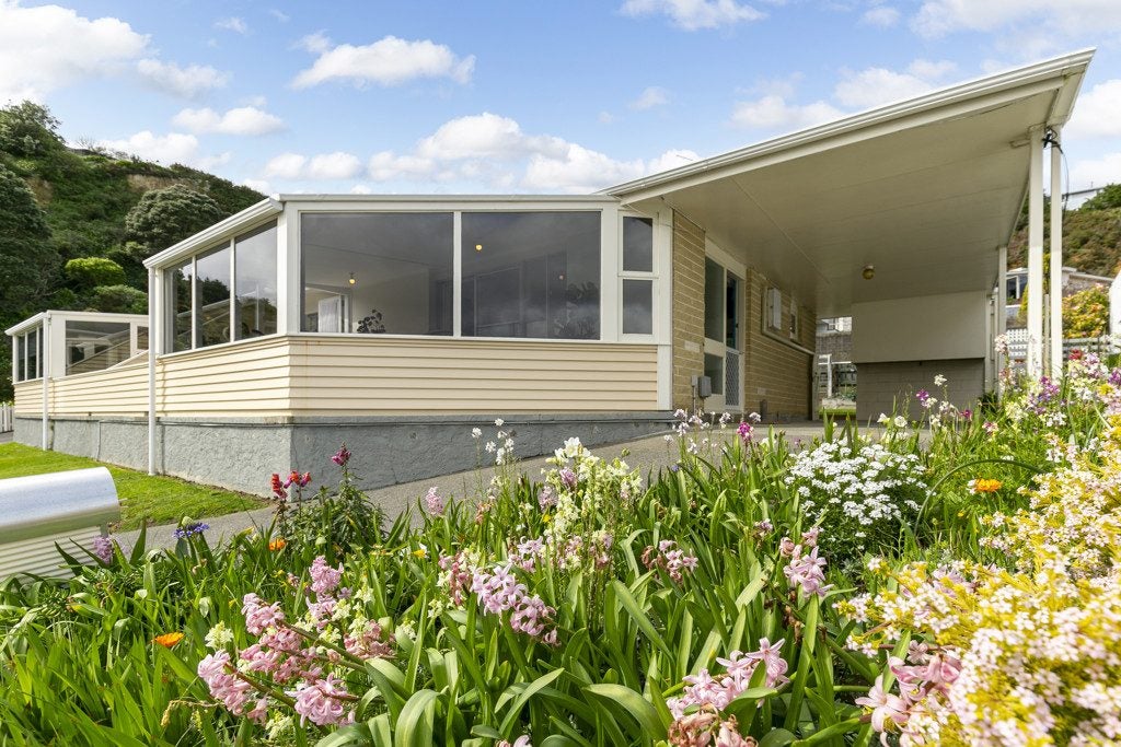 1A Witham Street, Island Bay, Wellington - Carousel 1