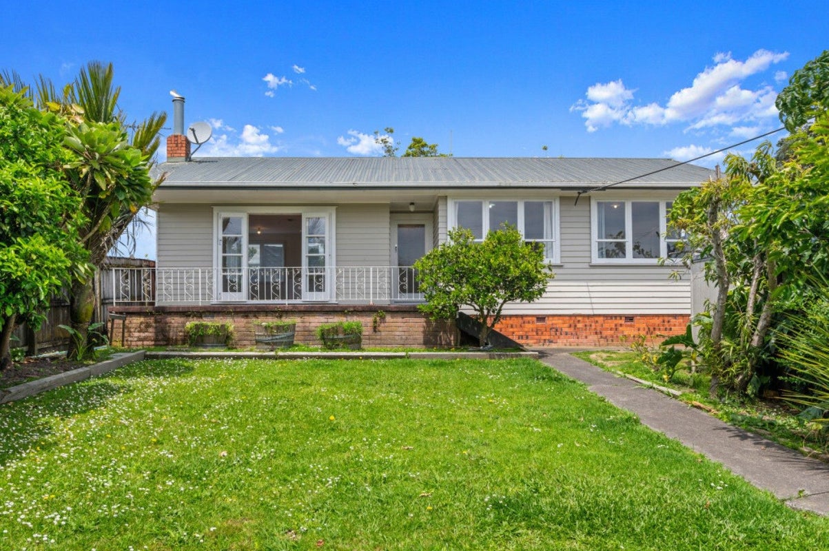 1/71 Sylvan Crescent, Te Atatu South, Auckland - Carousel 1