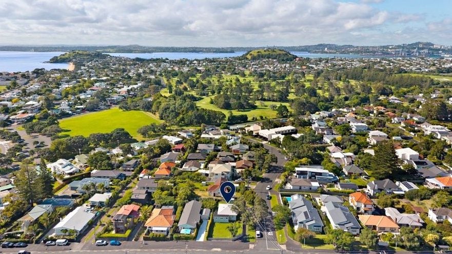 27 Old Lake Road, Narrow Neck, Auckland - Carousel 1