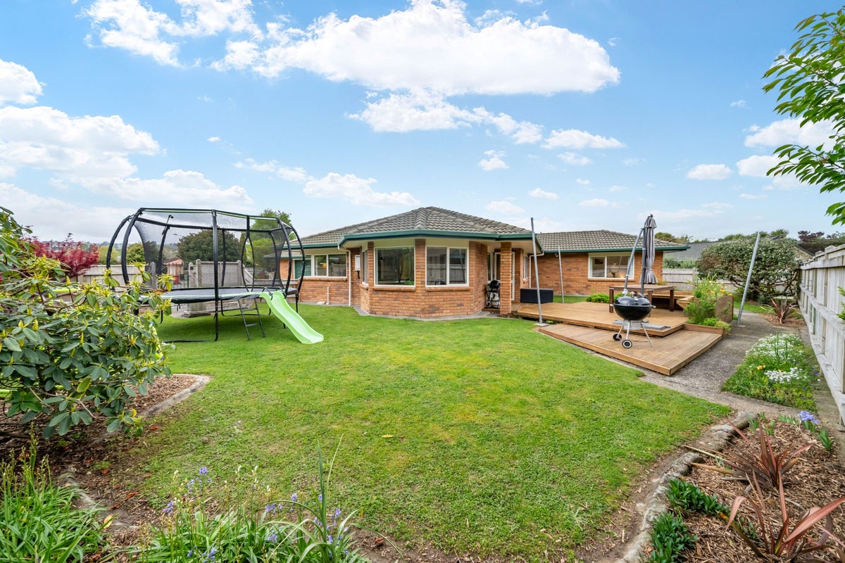 18 Galveston Grove, Totara Park, Upper Hutt - Carousel 1