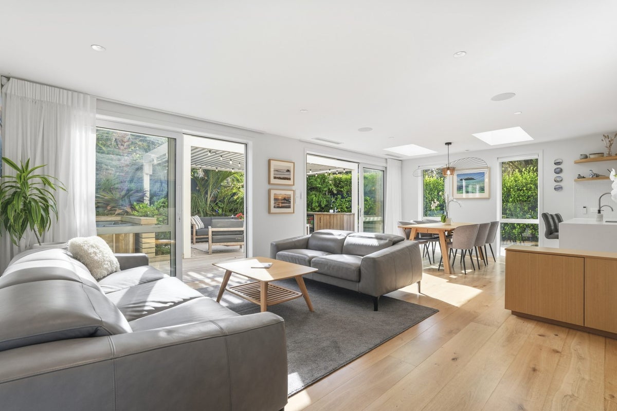 2/1 Gray Crescent, Torbay, Auckland - Carousel 2