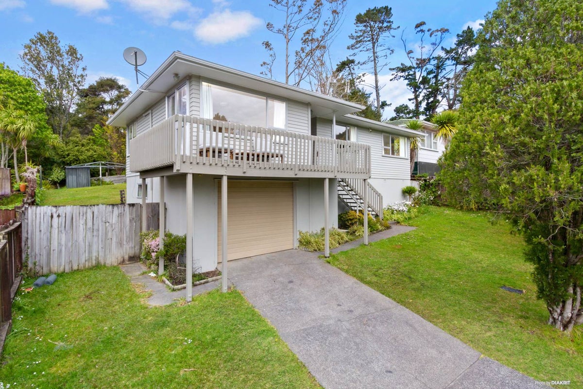 22 Staincross Street, Green Bay, Auckland - Carousel 1