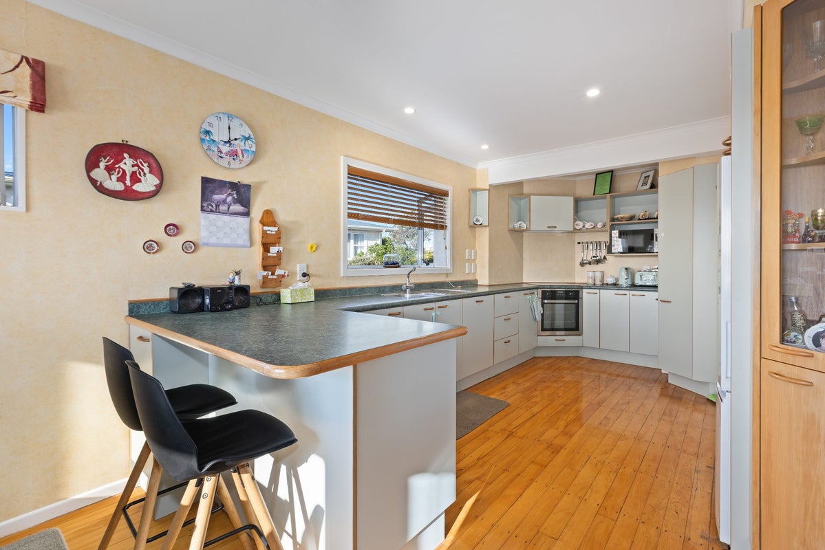 33 Carluke Street, Paparangi, Wellington - Carousel 2