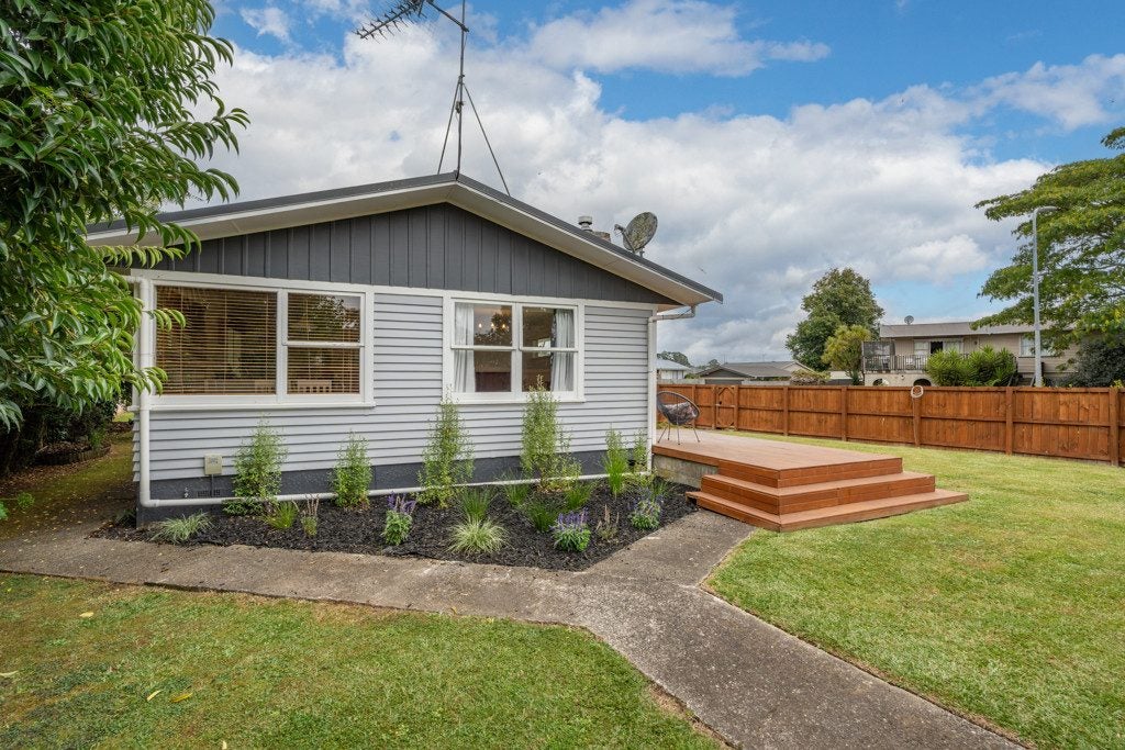 22 Joanna Place, Deanwell, Hamilton - Carousel 2