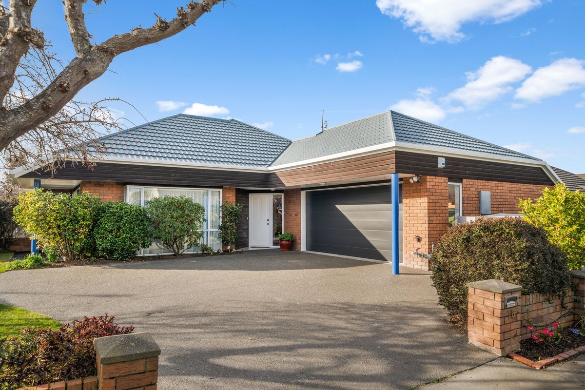 18 Claverley Gardens, Avonhead, Christchurch - Carousel 1