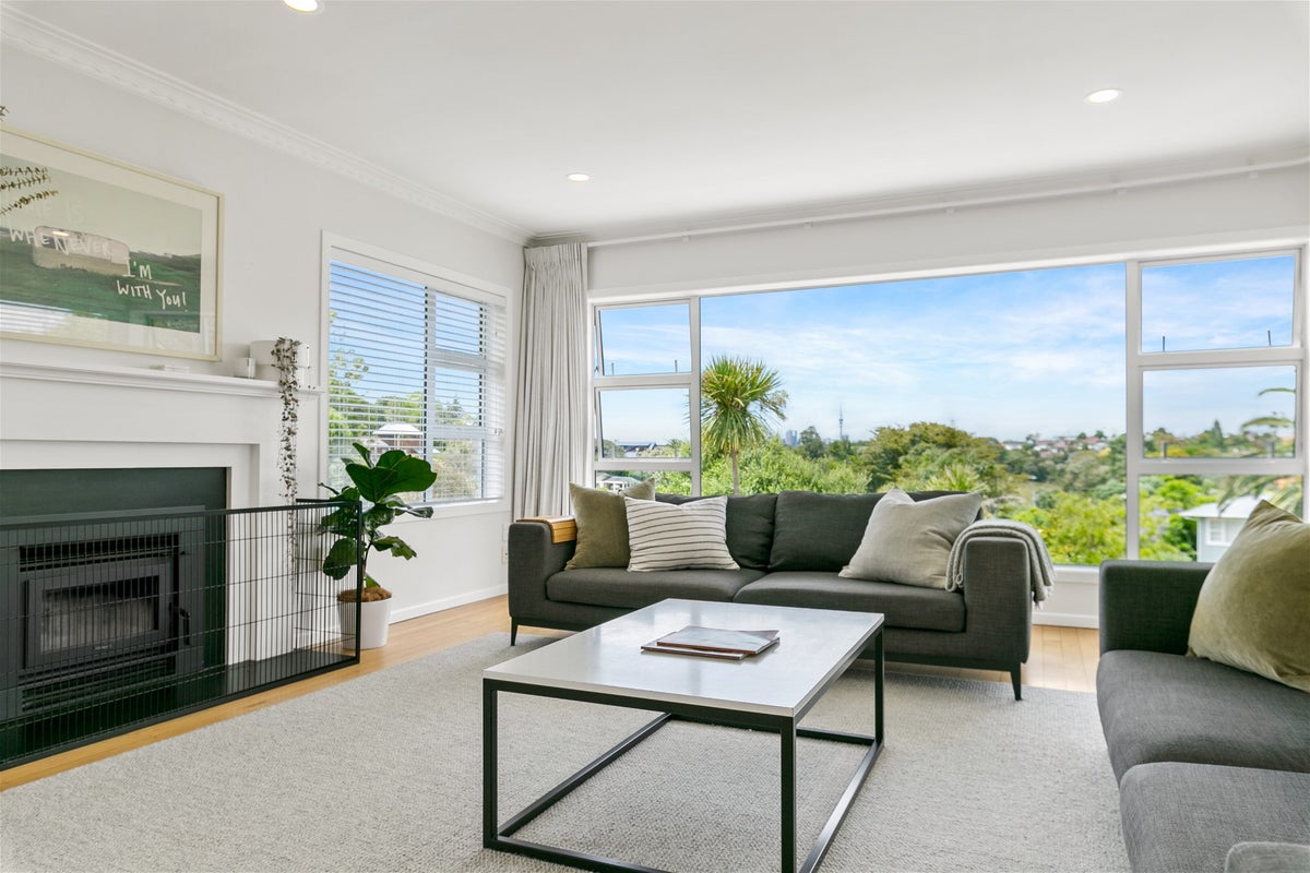 4 Kororo Street, Northcote, Auckland - Carousel 2