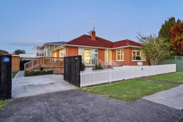 14B Tainui Terrace, Mangere Bridge, Auckland - Carousel 1