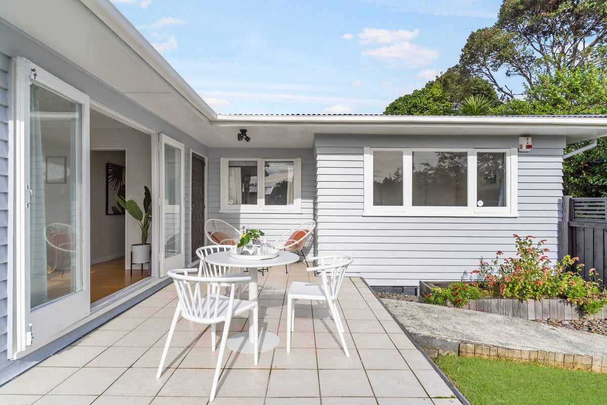 76 Godley Road, Green Bay, Waitakere - Carousel 1