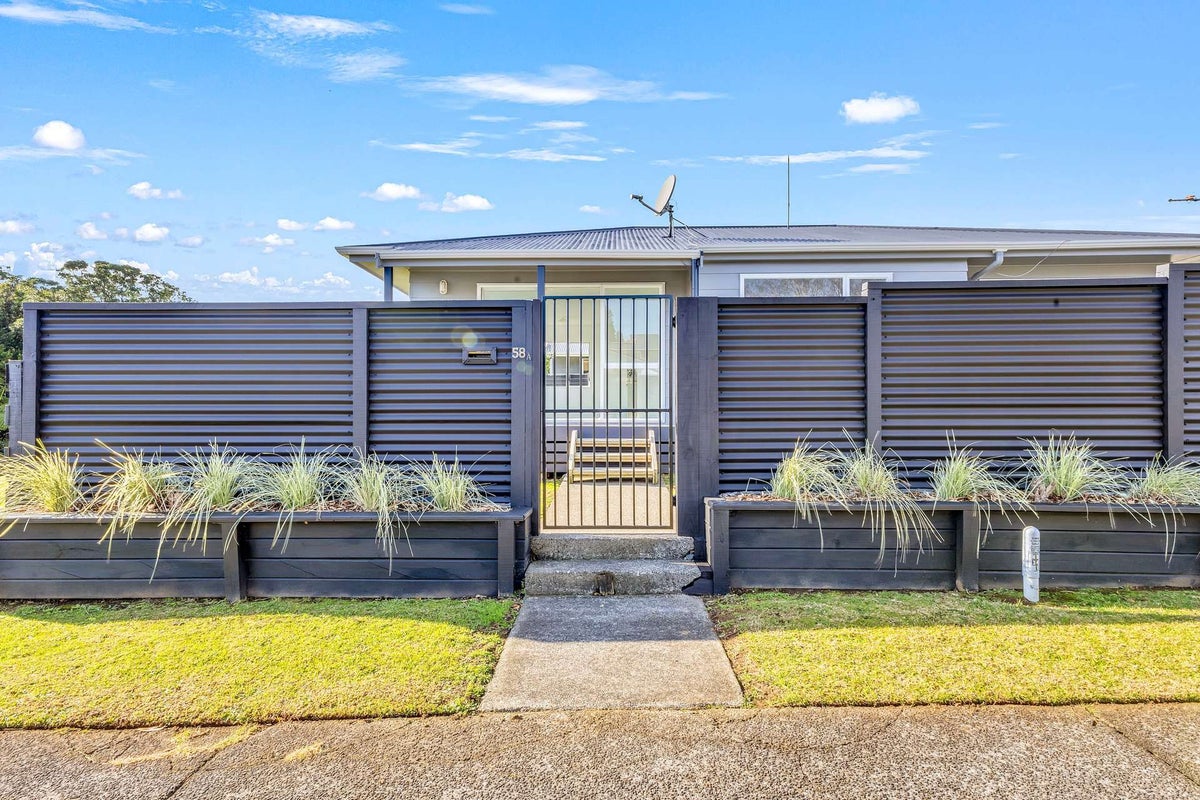 1/58 Riversdale Drive, Merrilands, New Plymouth - Carousel 1