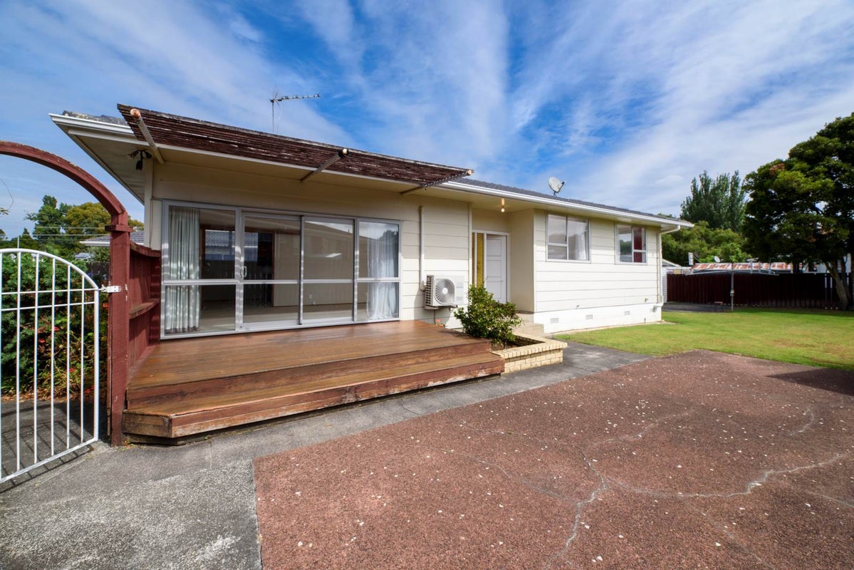 55 Butterworth Drive, Glendene, Auckland - Carousel 2