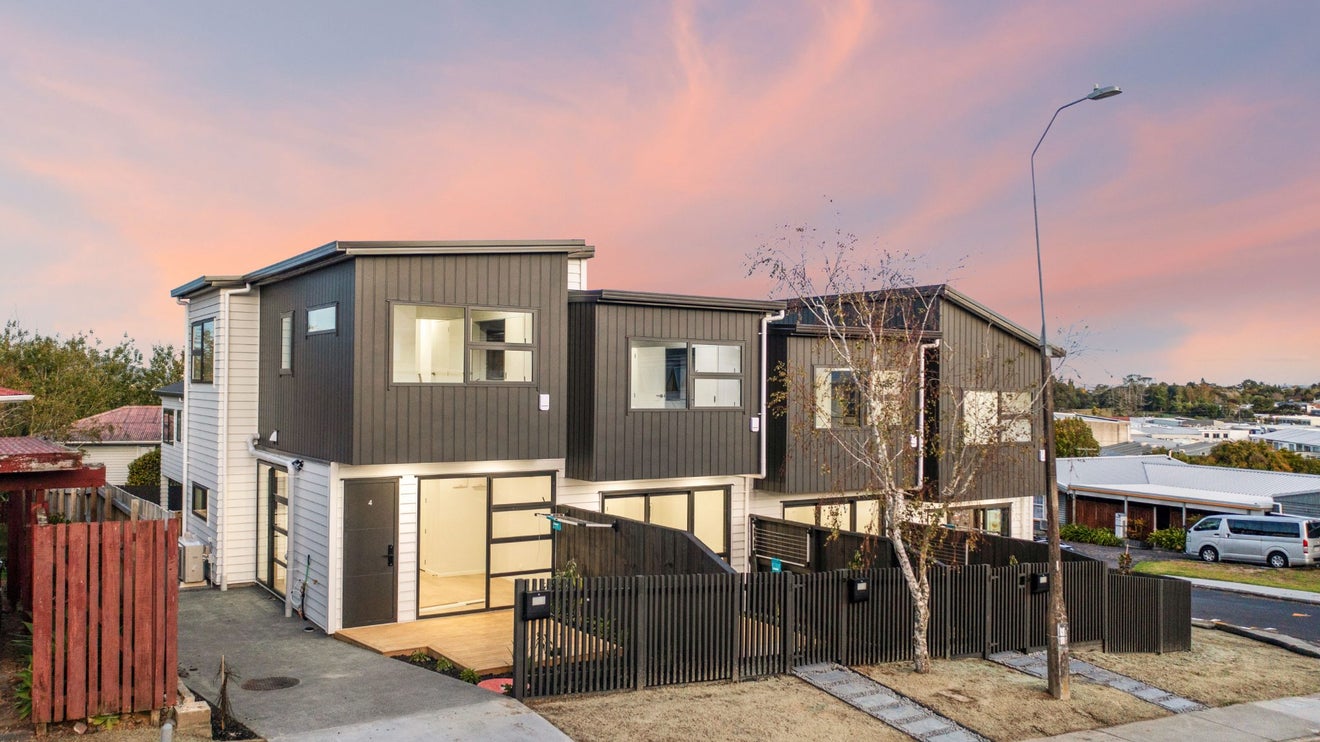 1/15 Locket Road, Glenfield, Auckland - Carousel 1