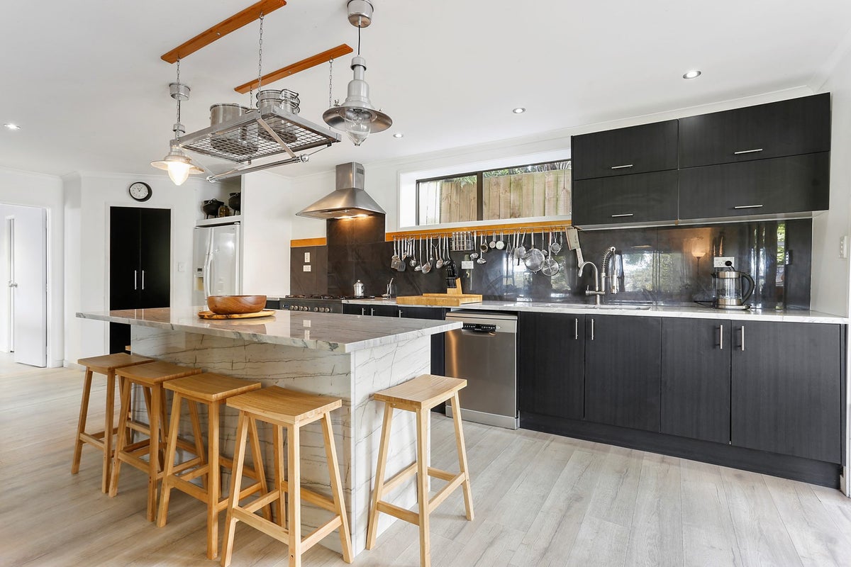 1/1 Sharon Road, Waiake, Auckland - Carousel 2