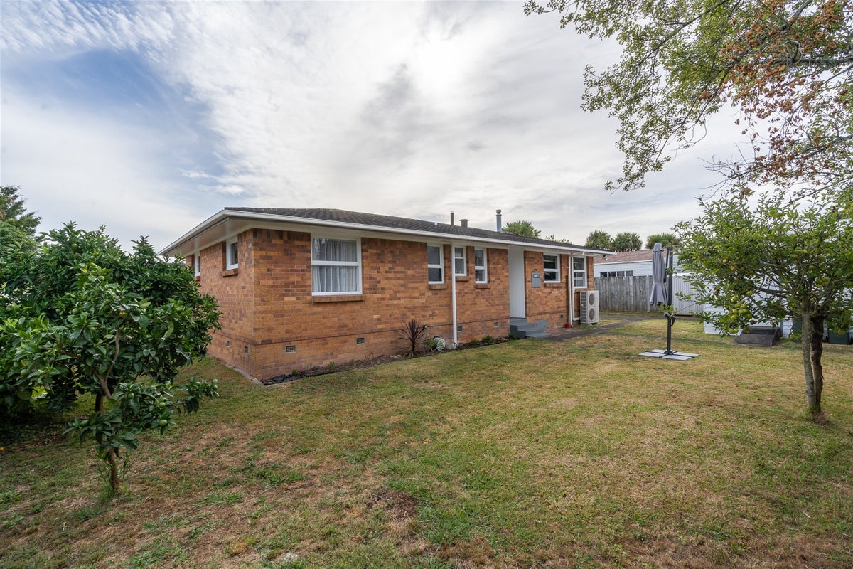 11 Garnett Avenue, Forest Lake, Hamilton - Carousel 13