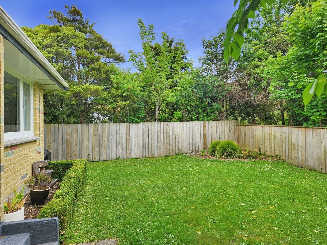 2/5 Coates Grove, Silverstream, Upper Hutt - Carousel 12