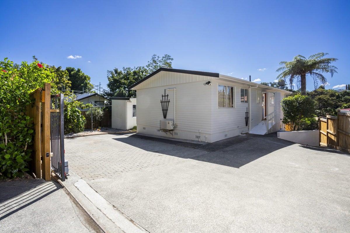 43 Valley View Road, Glenfield, Auckland - Carousel 1
