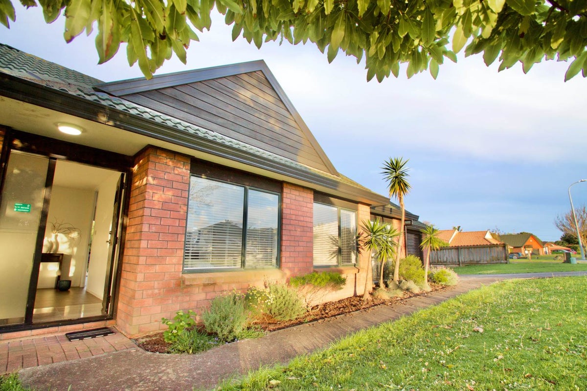 2 Waylen Place, Burswood, Auckland - Carousel 2