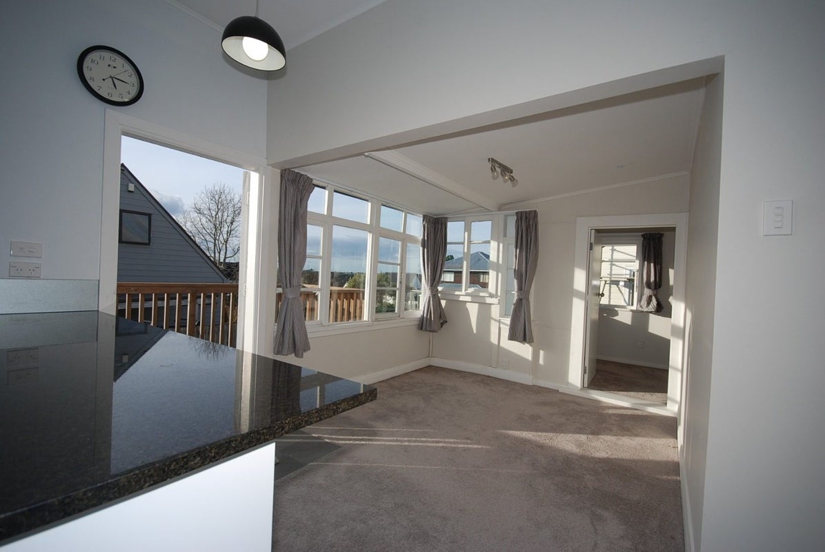 16 Seaview Terrace, Mount Albert, Auckland - Carousel 1