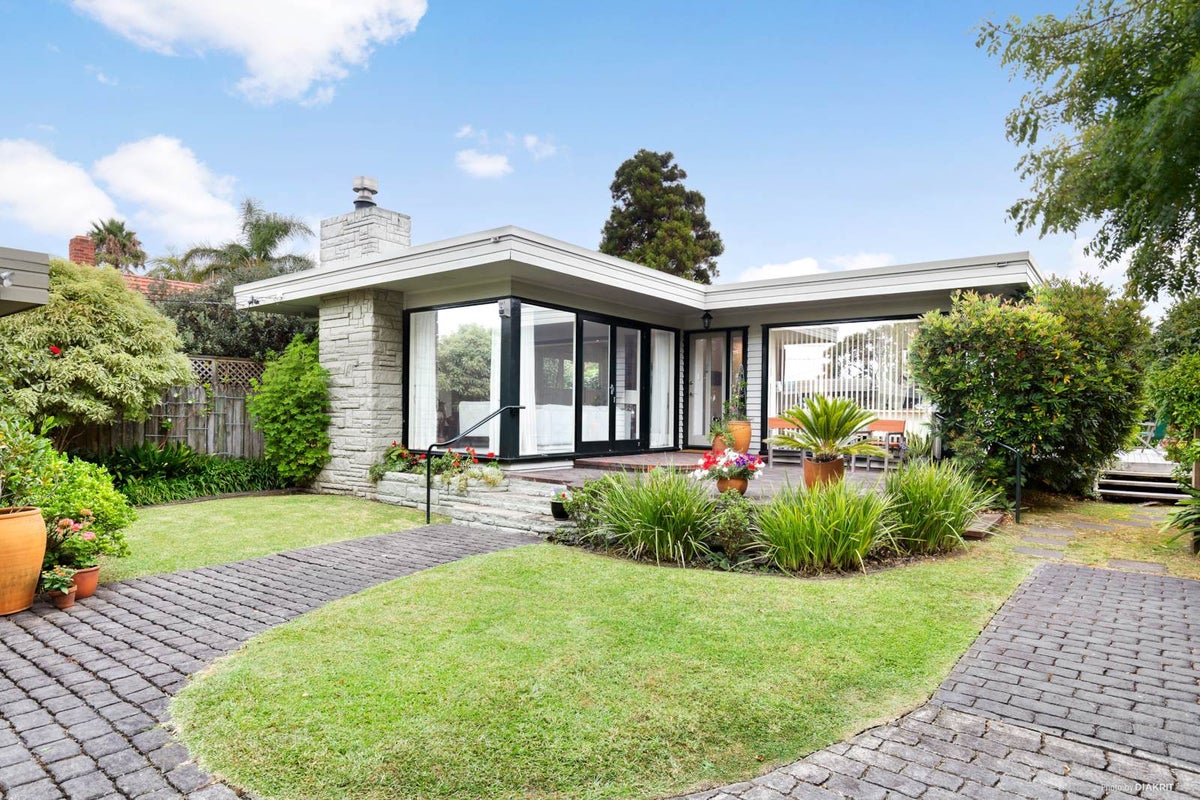 53 Seacliffe Avenue, Belmont, Auckland - Carousel 1