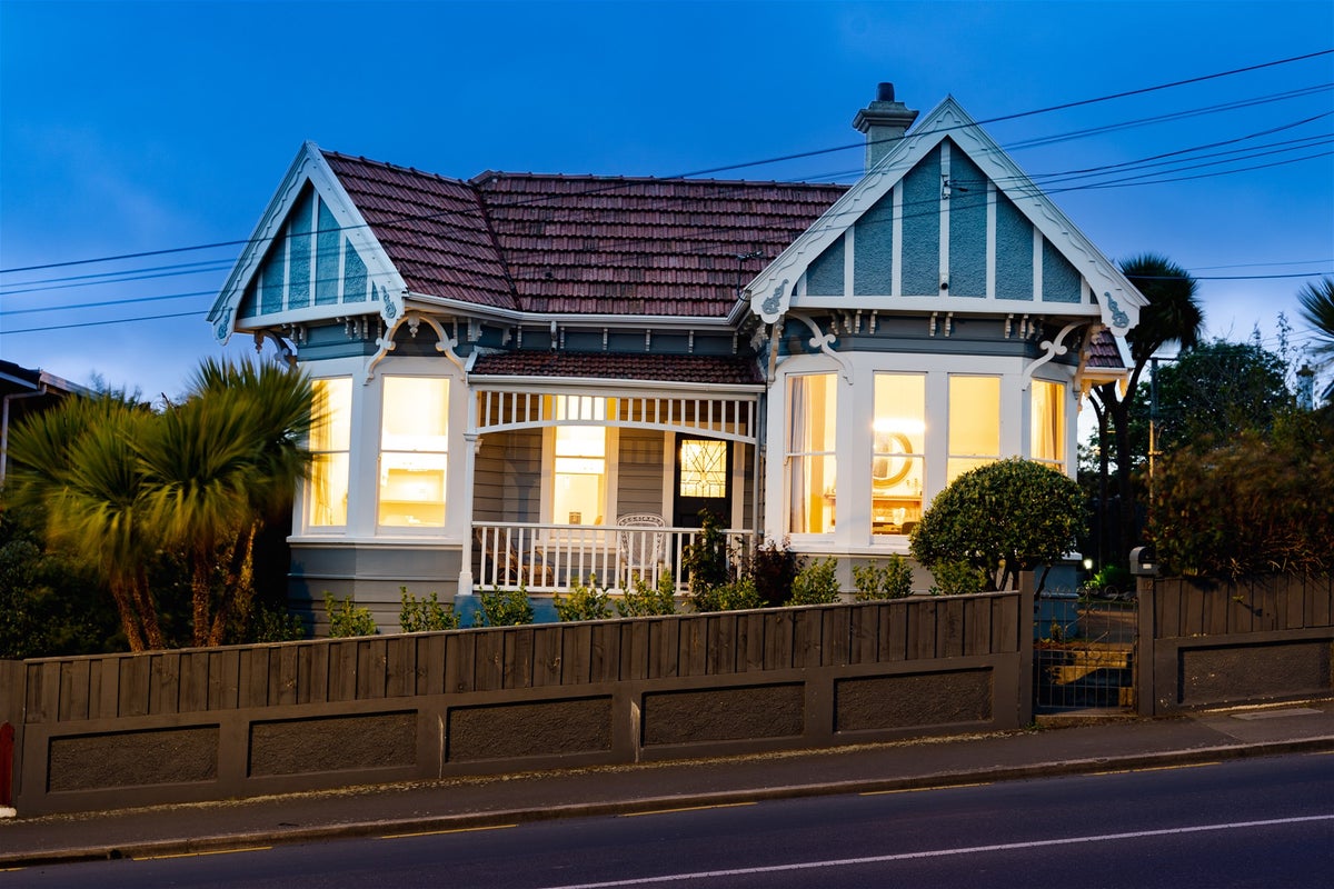 112 Eglinton Road, Mornington, Dunedin - Carousel 1