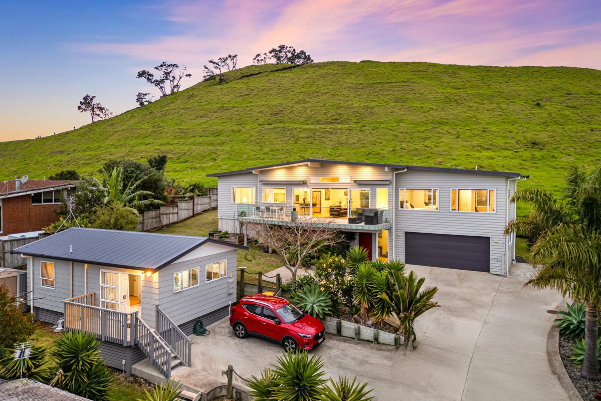 57 Taylor Road, Mangere Bridge, Auckland - Carousel 1