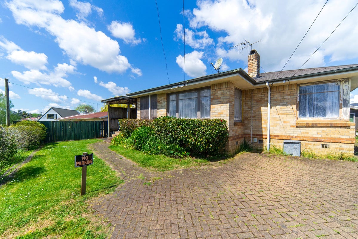 32 Tomin Road, Glenview, Hamilton - Carousel 1