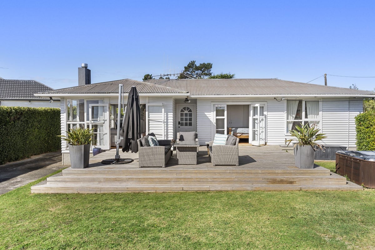 1/3 Tramway Road, Beach Haven, Auckland - Carousel 1