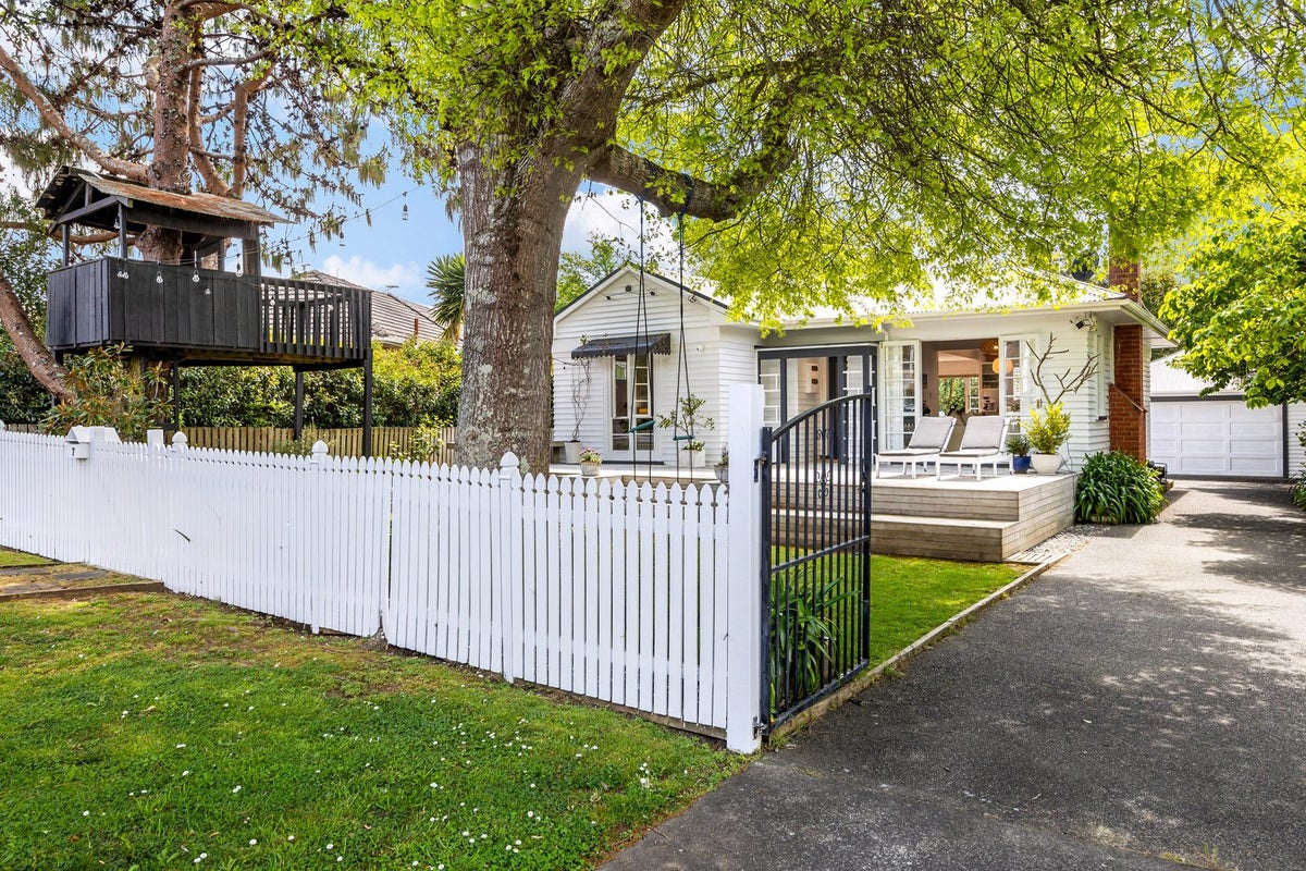 7 Ewenson Avenue, One Tree Hill, Auckland - Carousel 1