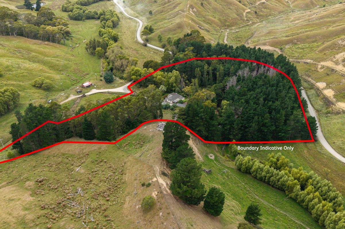 2497 Coast Road, Pongaroa - Carousel 1