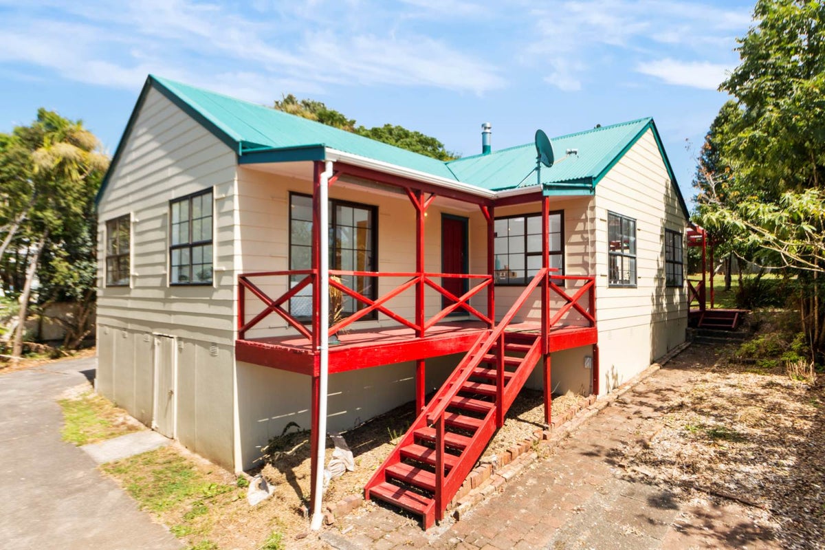 7 Benita Place, Sunnyvale, Auckland - Carousel 1