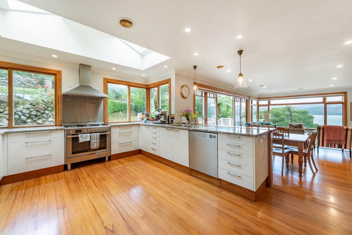 42 Pretoria Road, Karaka Bays, Wellington - Carousel 2