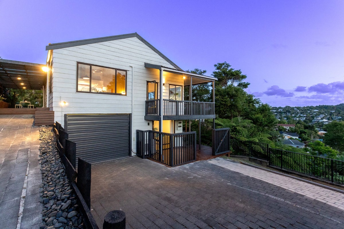 17 Sunnylaw Place, Glen Eden, Auckland - Carousel 1