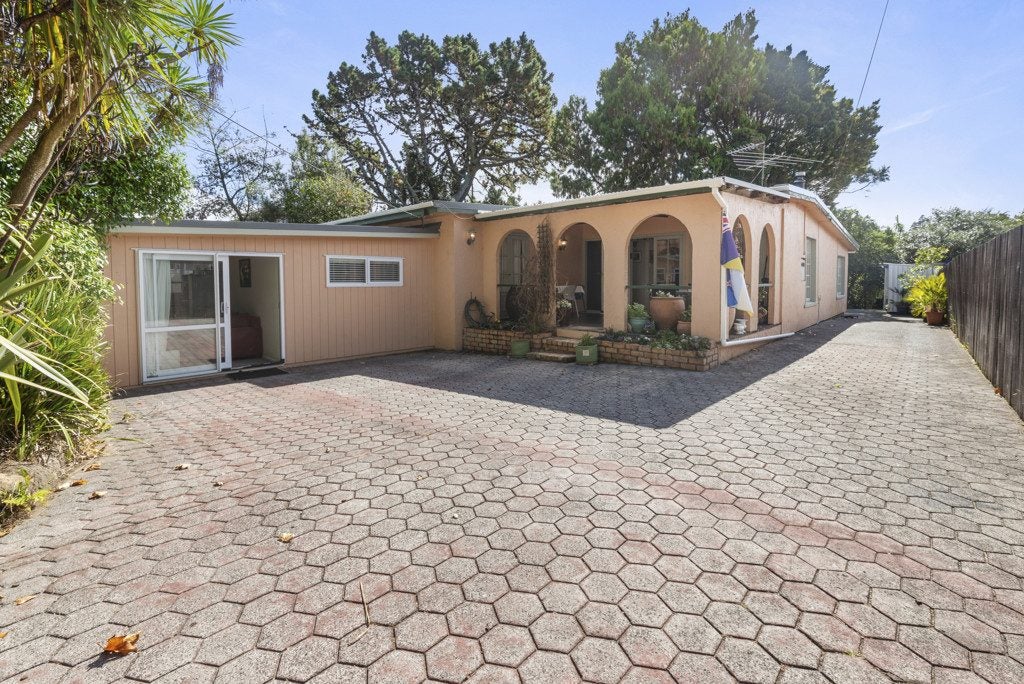 97 Seabrook Avenue, New Lynn, Auckland - Carousel 1