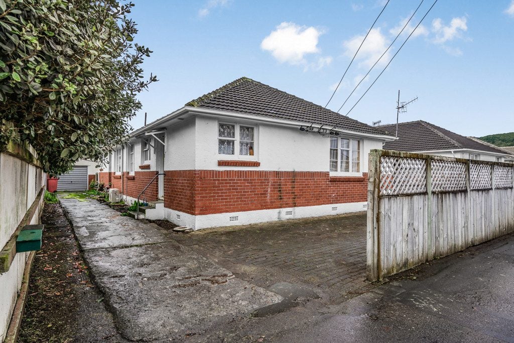 1B Bush Grove, Trentham, Upper Hutt - Carousel 1