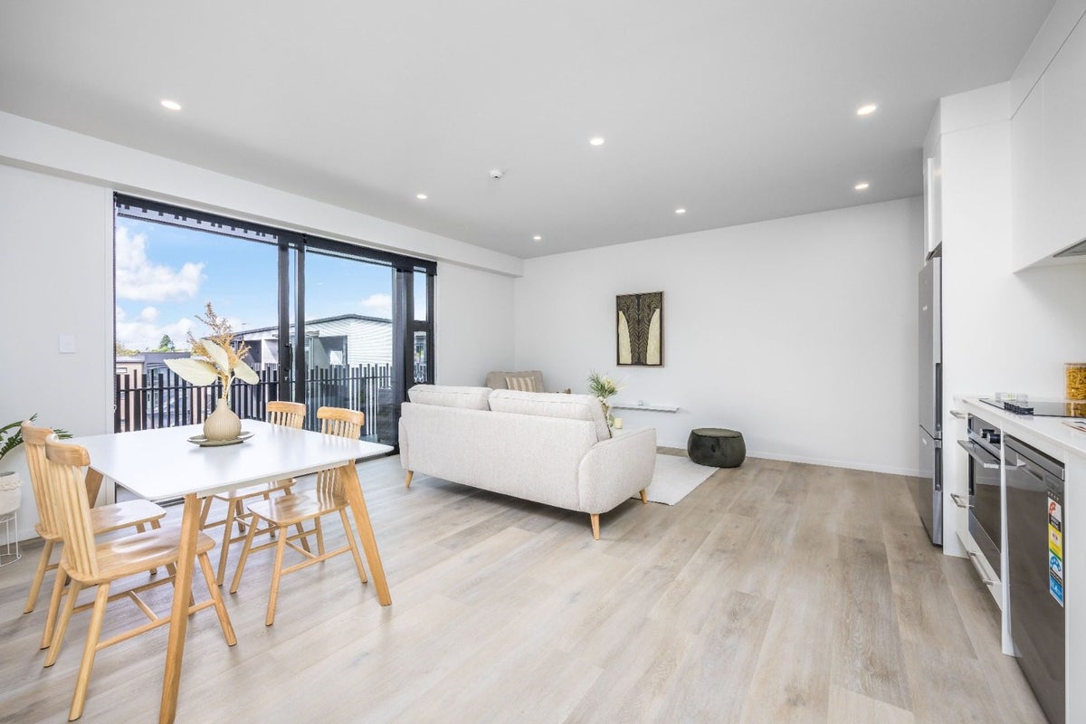 206/168 Pilkington Road, Point England, Auckland - Carousel 2