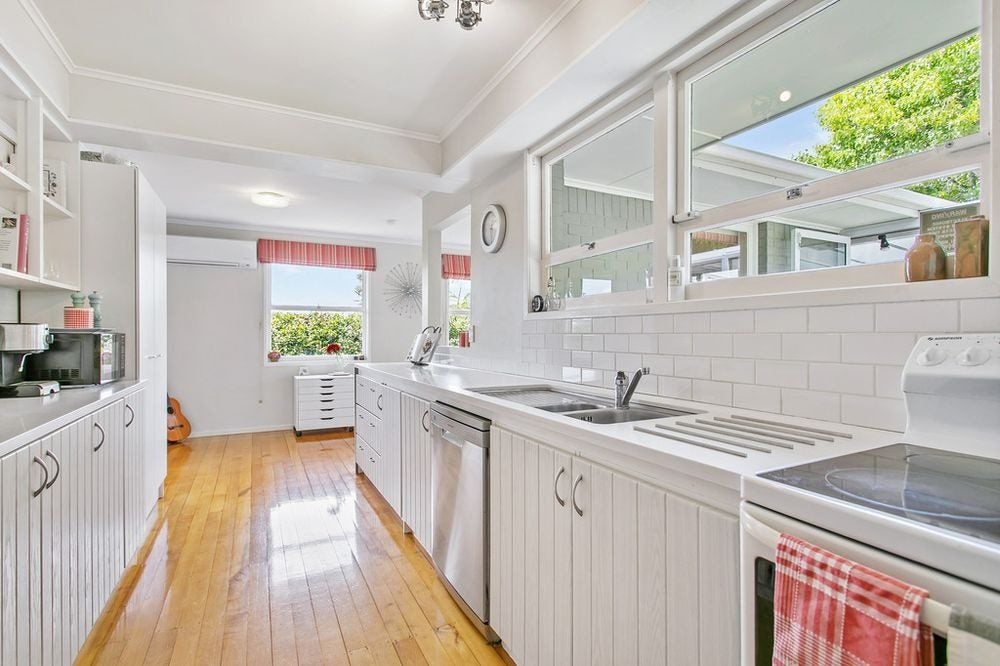50 Daffodil Street, Titirangi, Auckland - Carousel 2