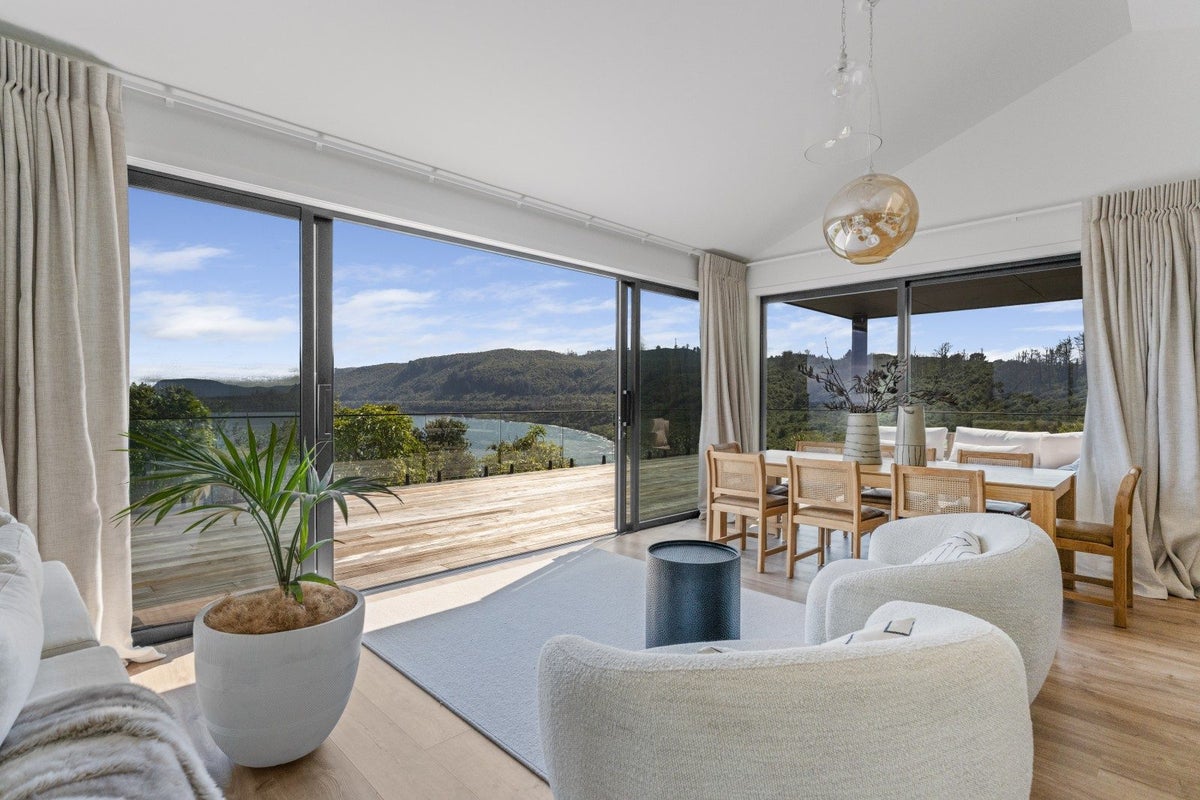 33 Whakamoenga Point, Acacia Bay, Taupo - Carousel 2