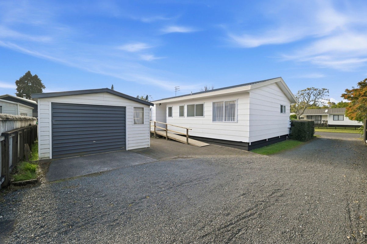 41 Aquarius Drive, Kawaha Point, Rotorua - Carousel 1