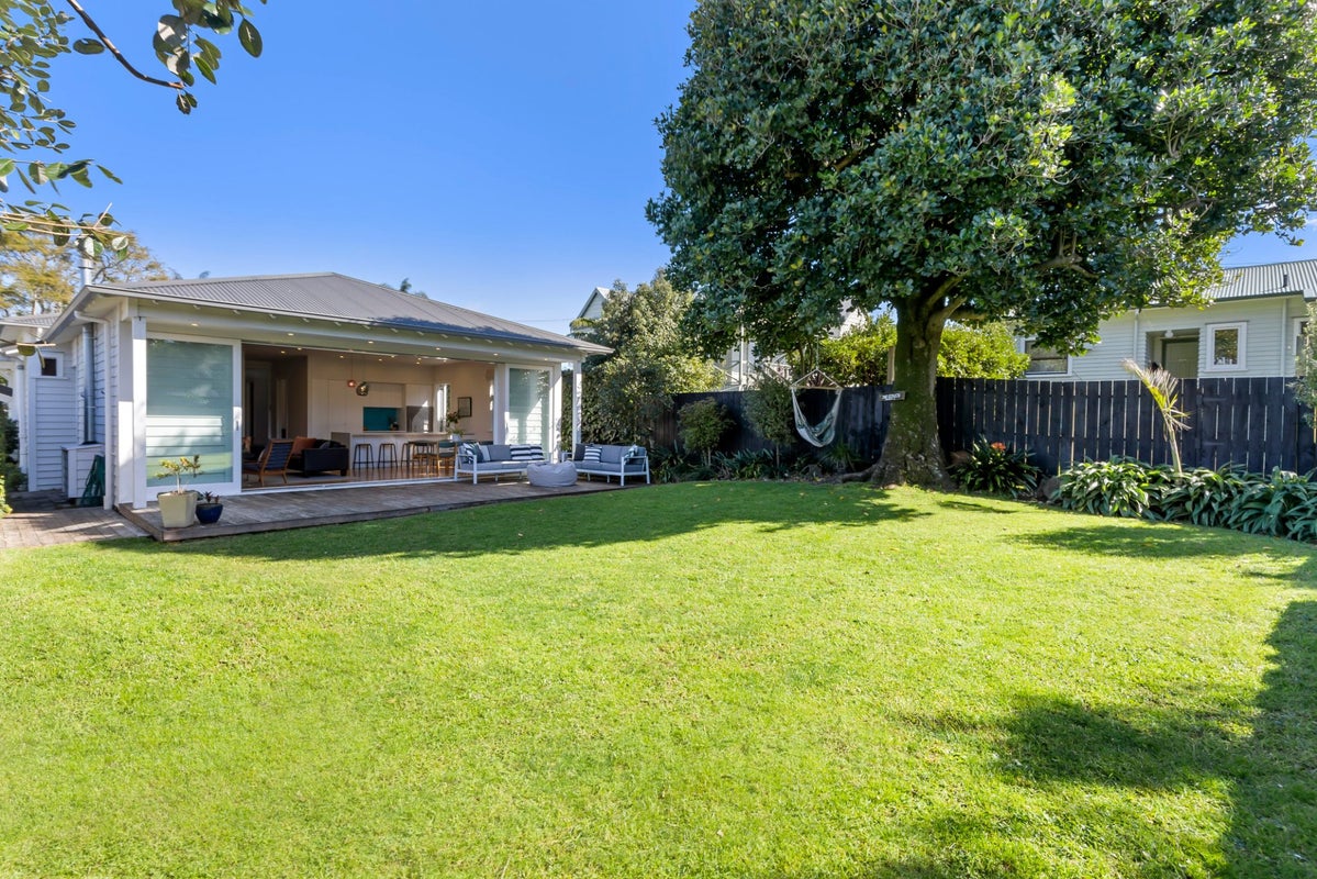 27 Wairere Avenue, Mount Albert, Auckland - Carousel 1