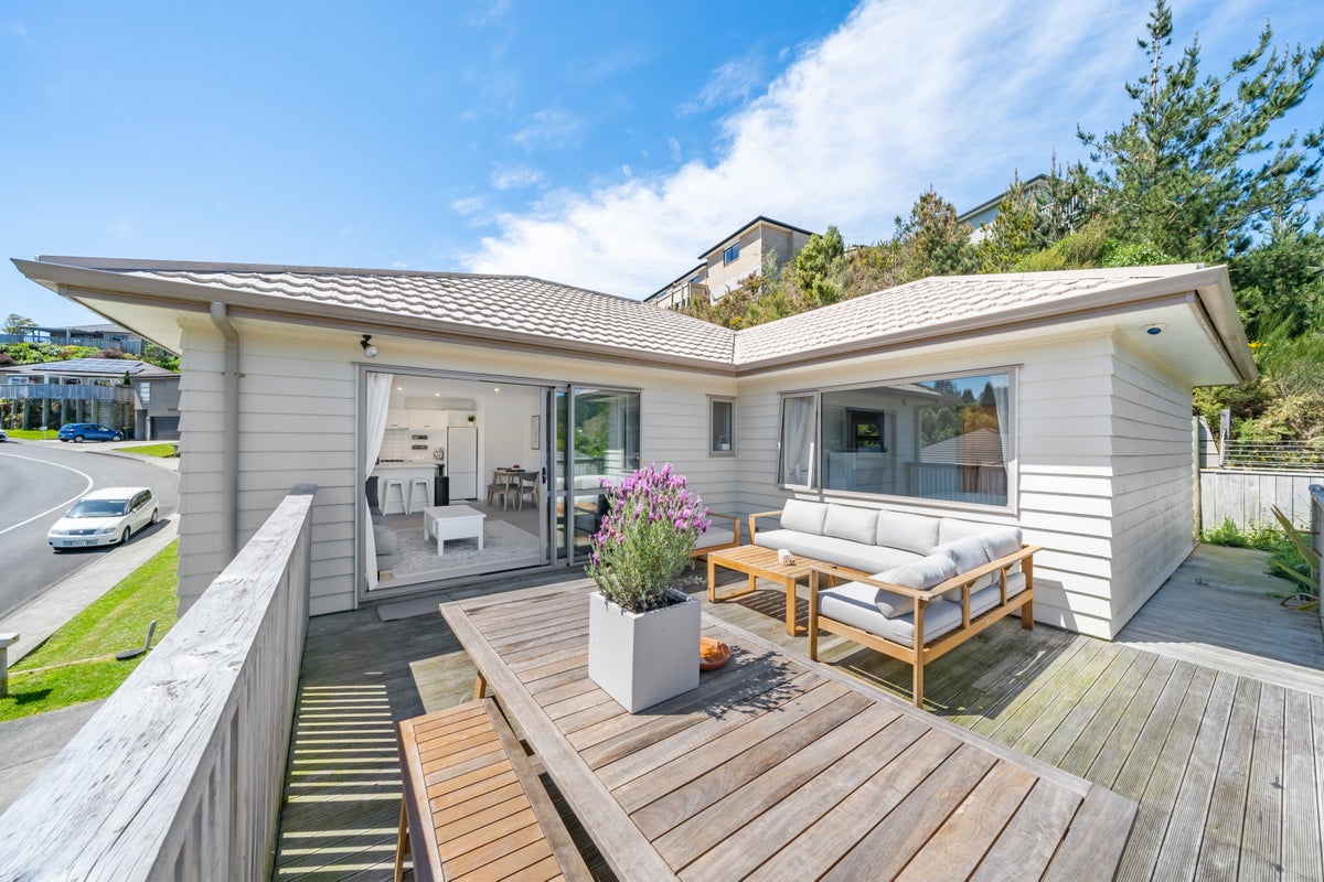 8 Speldhurst Grove, Stokes Valley, Lower Hutt - Carousel 2