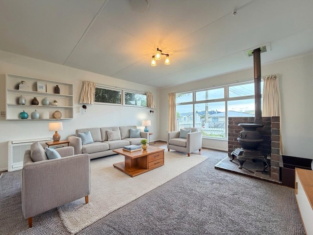 31 Kahikatea Grove, Paparangi, Wellington - Carousel 1