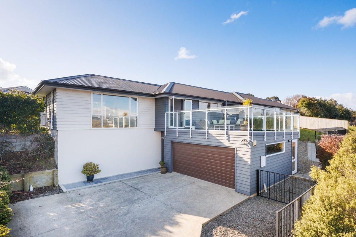 18B Galea Grove, Kelvin Grove, Palmerston North - Carousel 1