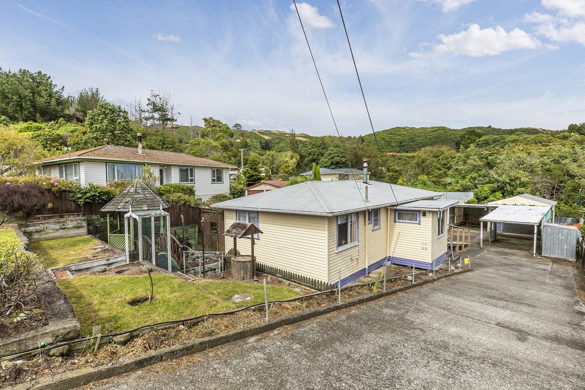 124 Sievers Grove, Cannons Creek, Porirua - Carousel 1