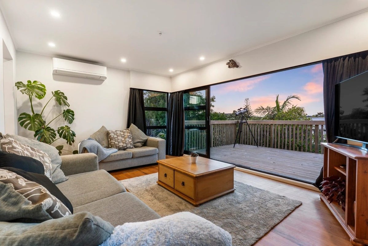 19 Japonica Drive, Beach Haven, Auckland - Carousel 1