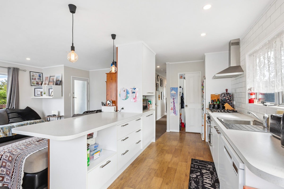 22 Cedar Heights Avenue, Massey, Auckland - Carousel 2