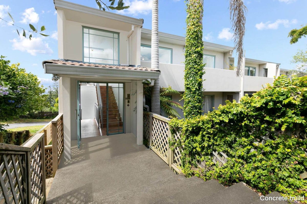 2D/221 Sunset Road, Sunnynook, Auckland - Carousel 1