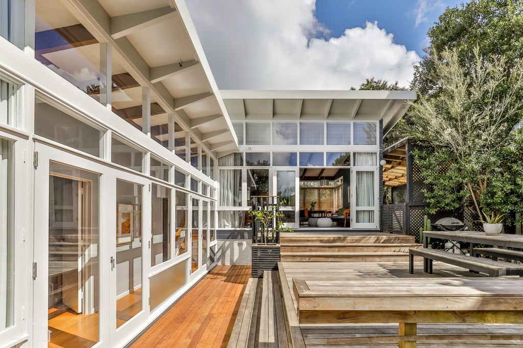 18 De Val Drive, Titirangi, Auckland - Carousel 2