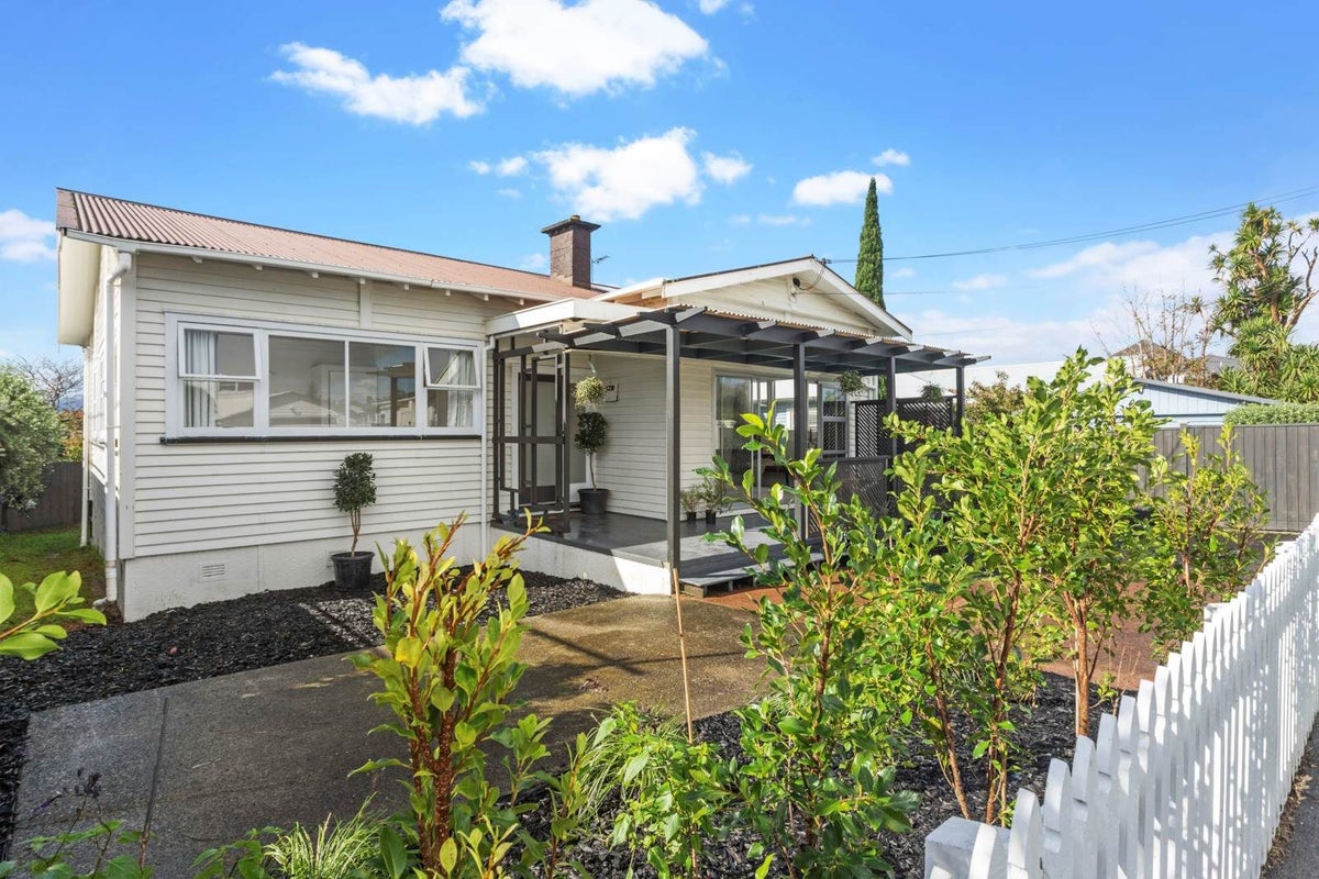 43 Moa Road, Point Chevalier, Auckland - Carousel 1