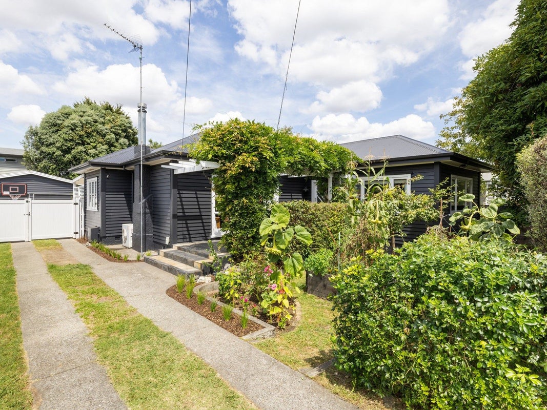 8 Naylor Street, Hamilton East, Hamilton - Carousel 3