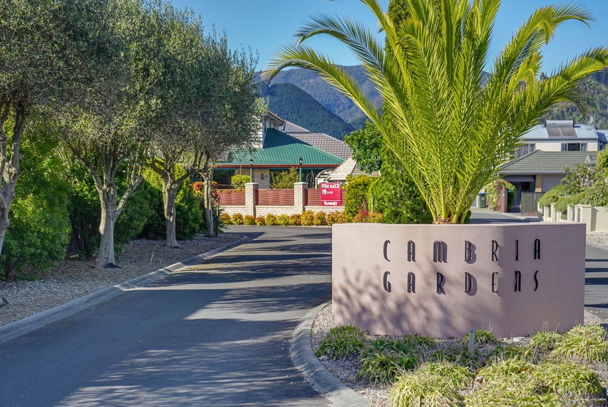4 Cambria Gardens, The Wood, Nelson - Carousel 1