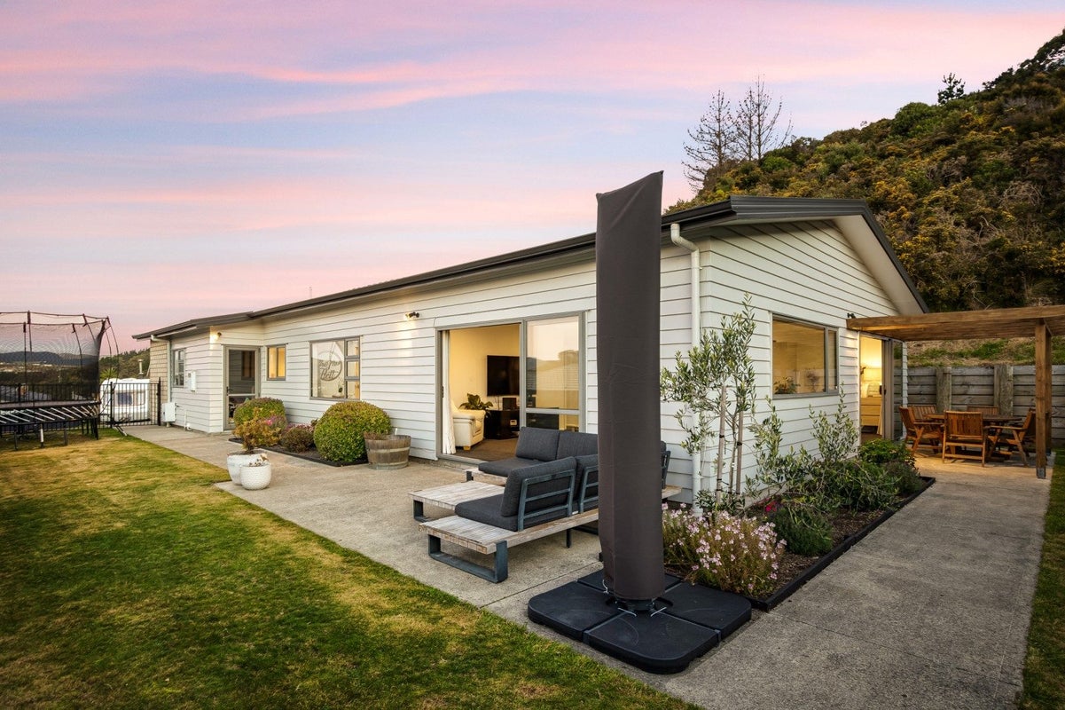 14 Gennaker Lane, Whitby, Porirua - Carousel 1